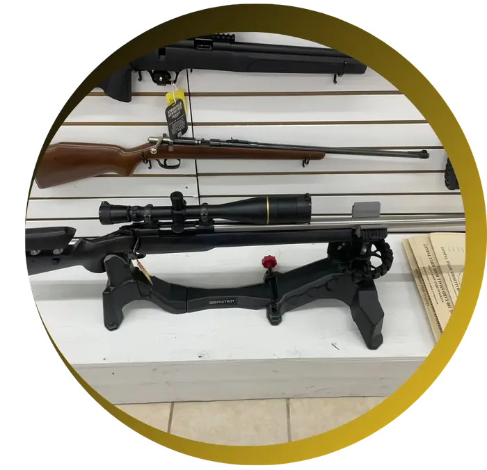 Rifles en exhibición en la tienda
